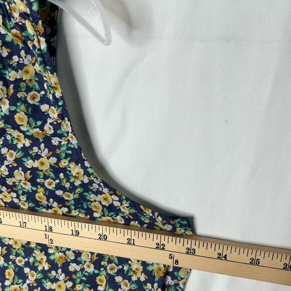 Land’n Sea Women’s Navy Multi Colored Floral Sleeveless Top. Navy Blue Yellow - Picture 10 of 15